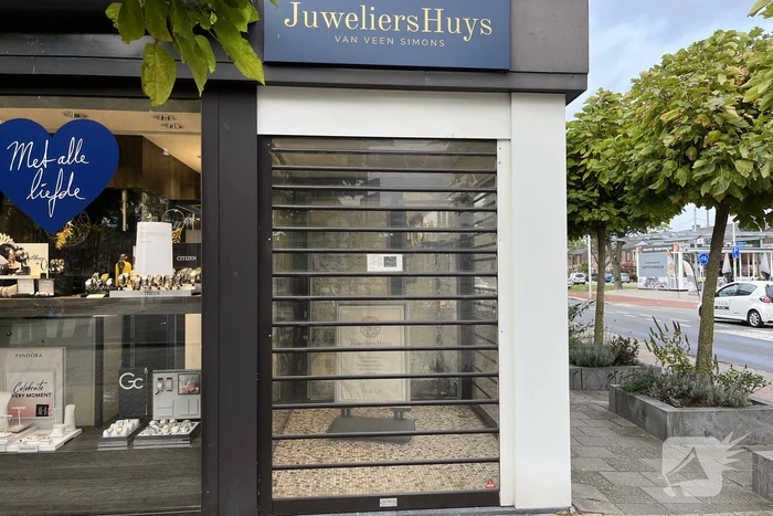 Veel schade aan voorpui bij inbraak juwelier