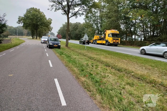 Boom belandt op rijdende auto