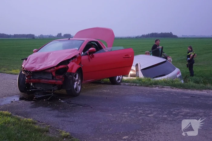 Auto belandt in sloot na frontale botsing op kruising