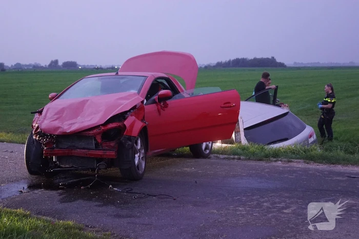 Auto belandt in sloot na frontale botsing op kruising
