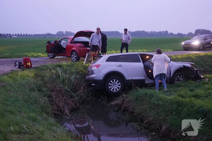 Auto belandt in sloot na frontale botsing op kruising