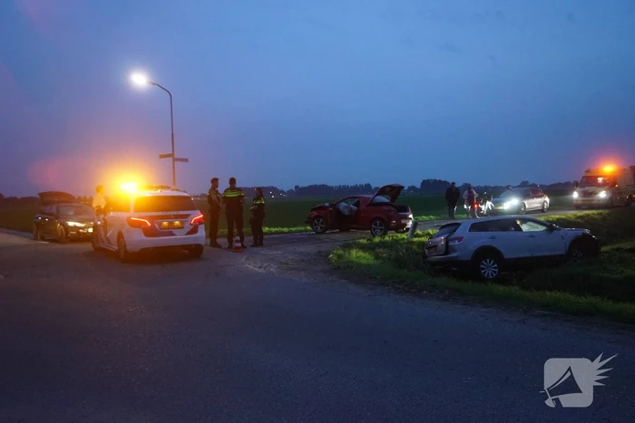 Auto belandt in sloot na frontale botsing op kruising