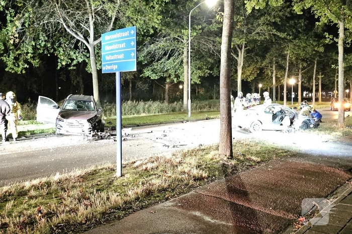 Ravage bij frontale botsing tussen personenauto's