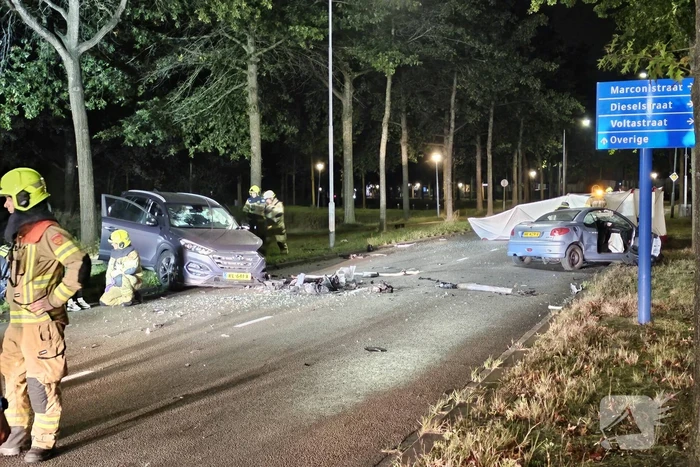 Ravage bij frontale botsing tussen personenauto's
