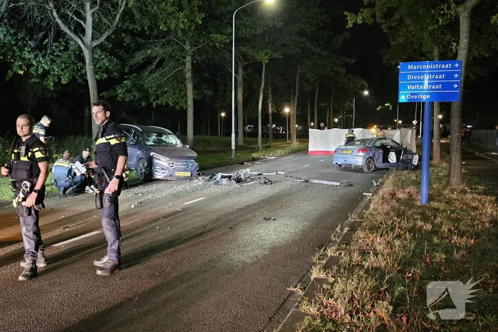 Ravage bij frontale botsing tussen personenauto's