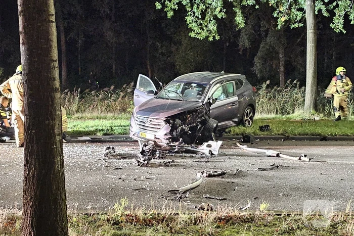 Ravage bij frontale botsing tussen personenauto's