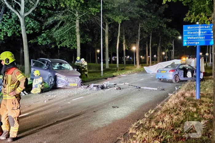 Ravage bij frontale botsing tussen personenauto's