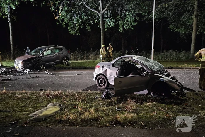 Ravage bij frontale botsing tussen personenauto's