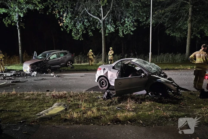Ravage bij frontale botsing tussen personenauto's