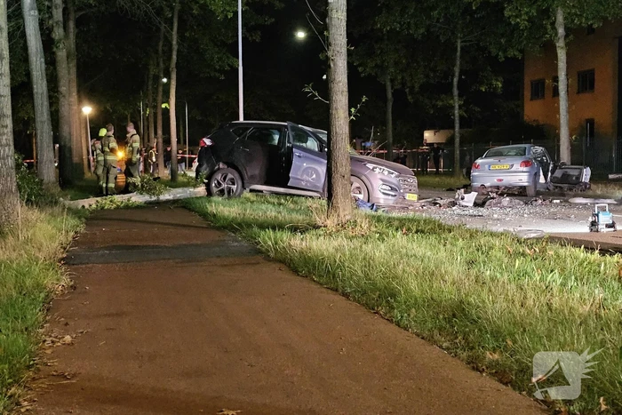 Ravage bij frontale botsing tussen personenauto's