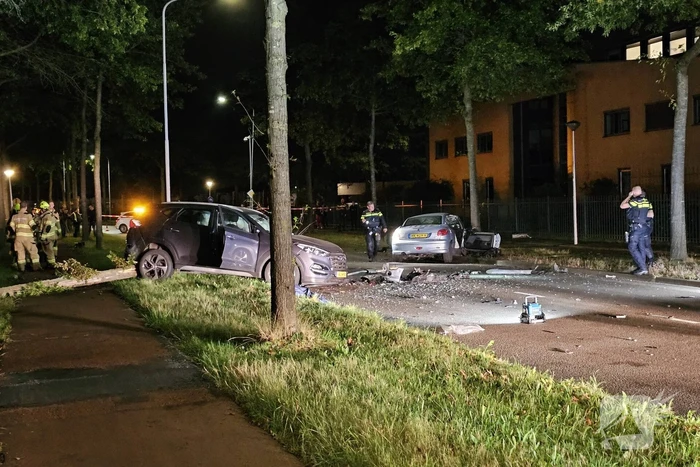 Ravage bij frontale botsing tussen personenauto's