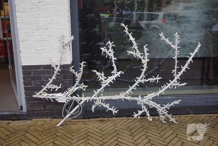 Feestverlichting wordt opgehangen in centrum Vathorst