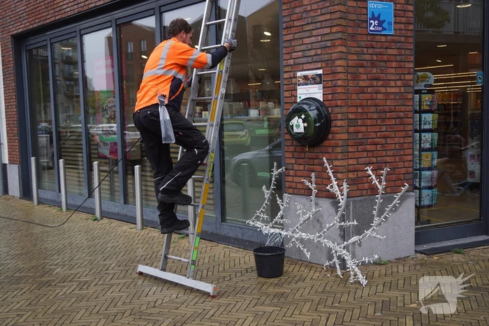 Feestverlichting wordt opgehangen in centrum Vathorst