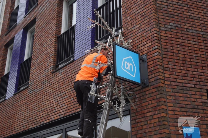 Feestverlichting wordt opgehangen in centrum Vathorst