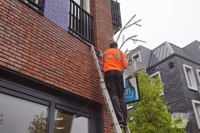 Feestverlichting wordt opgehangen in centrum Vathorst