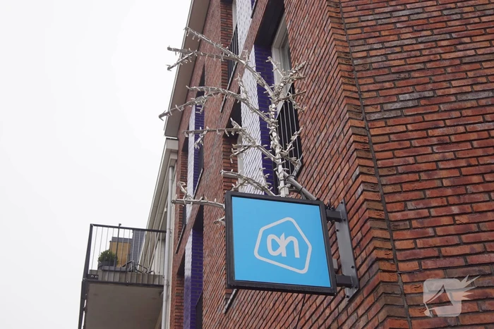 Feestverlichting wordt opgehangen in centrum Vathorst