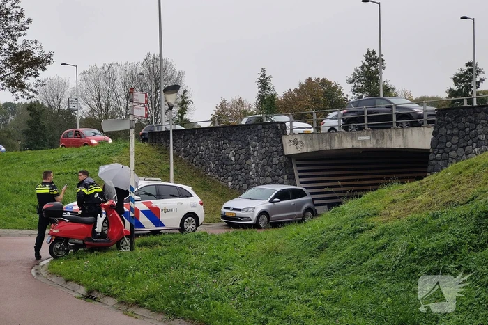 Persoon ten val met scooter