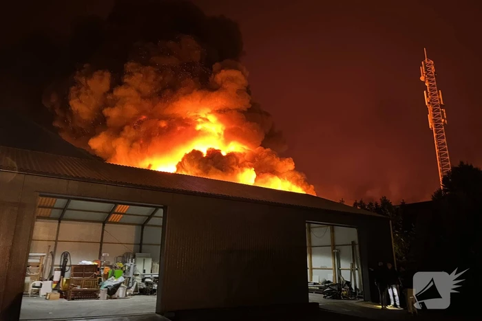 Zeer grote brand in een loods
