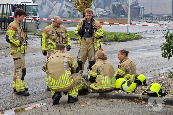 Enorme schade door verwoestende brand bij daglicht goed te zien