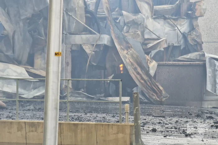 Enorme schade door verwoestende brand bij daglicht goed te zien