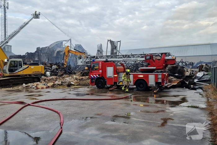 Enorme schade door verwoestende brand bij daglicht goed te zien