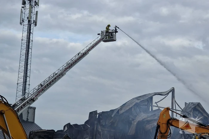 Enorme schade door verwoestende brand bij daglicht goed te zien