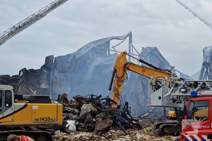 Enorme schade door verwoestende brand bij daglicht goed te zien