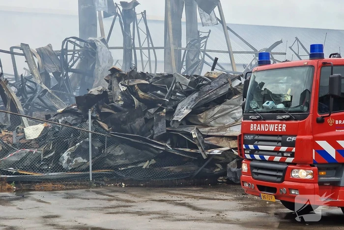 Enorme schade door verwoestende brand bij daglicht goed te zien