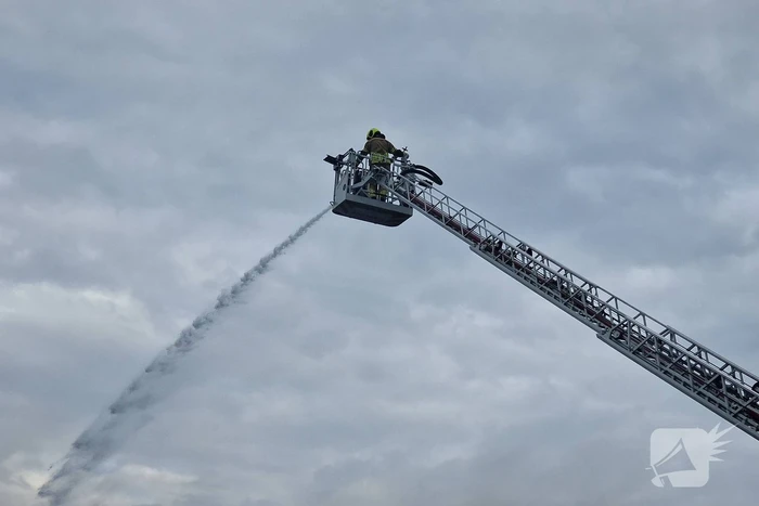 Enorme schade door verwoestende brand bij daglicht goed te zien