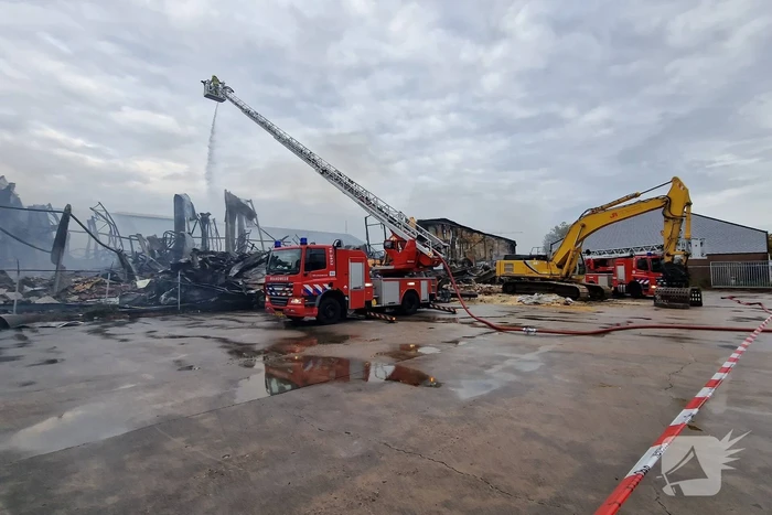 Enorme schade door verwoestende brand bij daglicht goed te zien