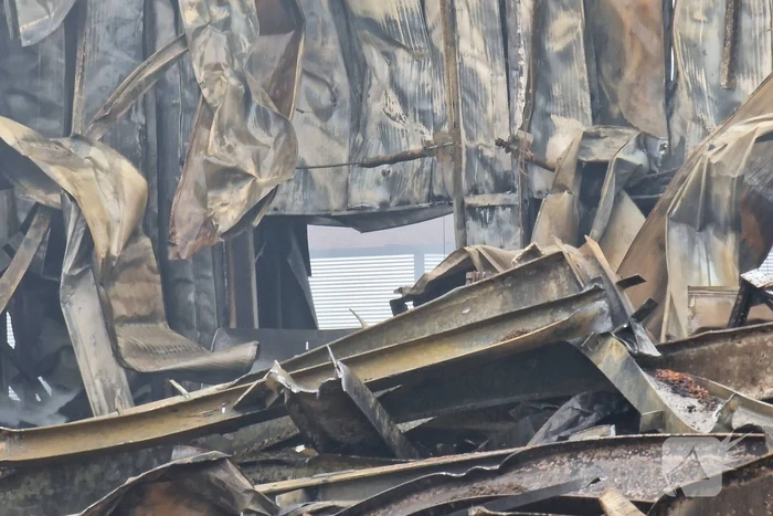 Enorme schade door verwoestende brand bij daglicht goed te zien