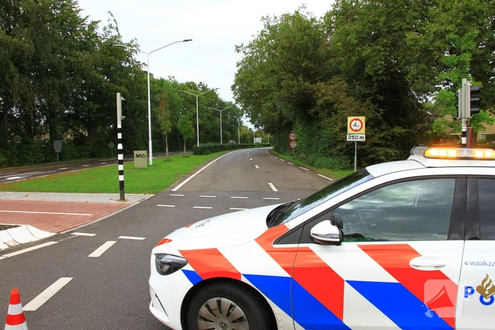 Vrachtwagen geladen met betonplaten vast onder spoorbrug