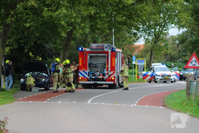 Brandweer ingezet voor stoomvorming bij auto