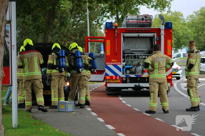 Brandweer ingezet voor stoomvorming bij auto
