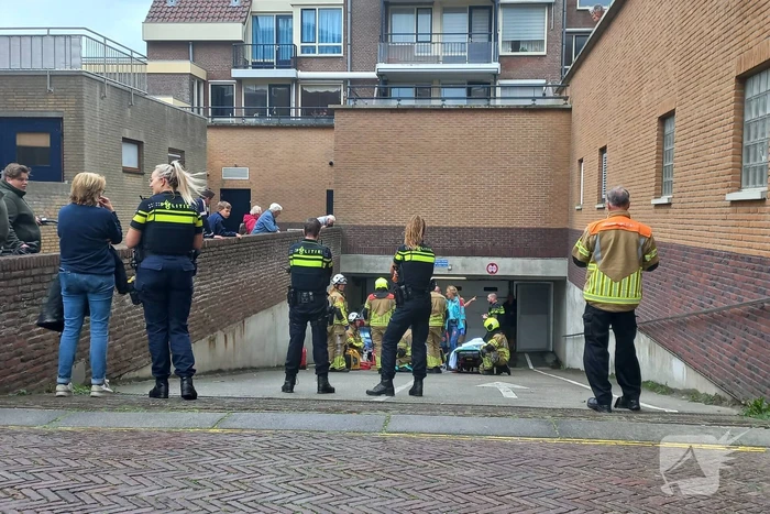 Auto rijdt helling af en belandt tegen muur