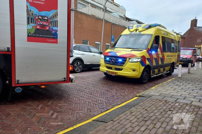 Auto rijdt helling af en belandt tegen muur