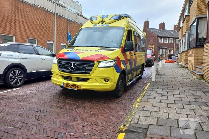Auto rijdt helling af en belandt tegen muur