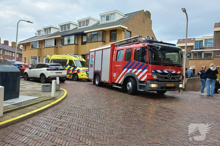 Auto rijdt helling af en belandt tegen muur