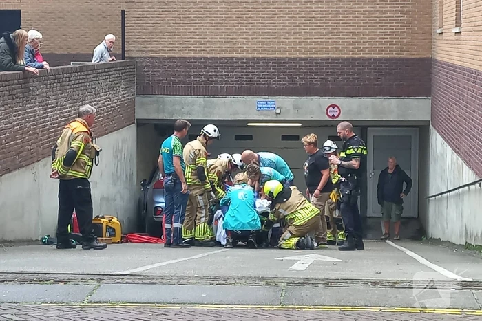 Auto rijdt helling af en belandt tegen muur