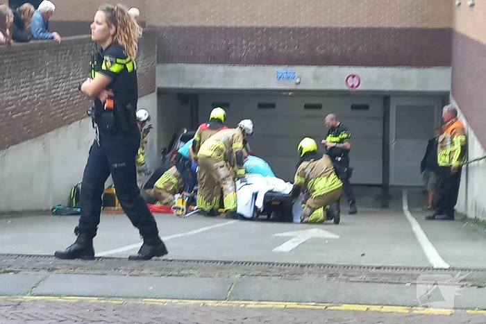 Auto rijdt helling af en belandt tegen muur
