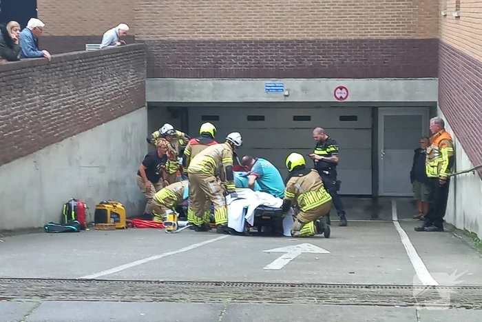 Auto rijdt helling af en belandt tegen muur