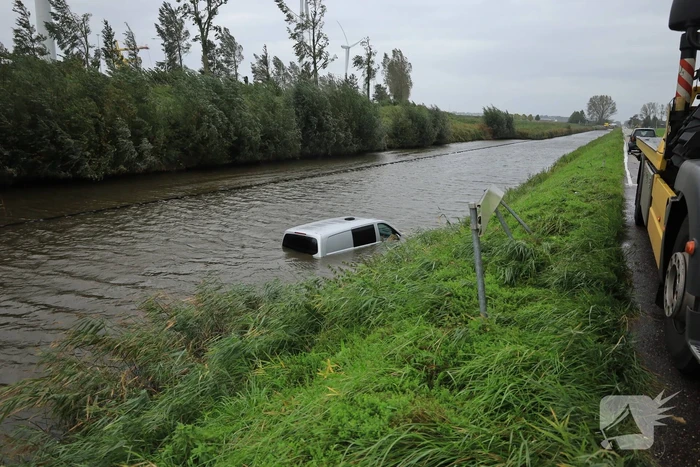 Bestelbus wijkt uit voor dier en rijdt water in