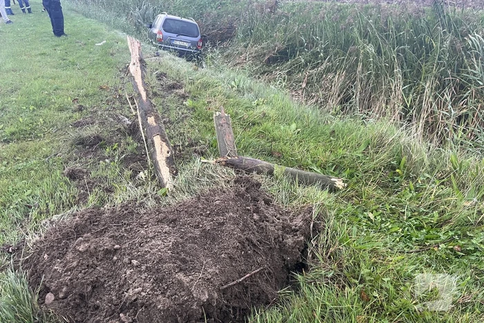 Auto raakt van weg en belandt in sloot