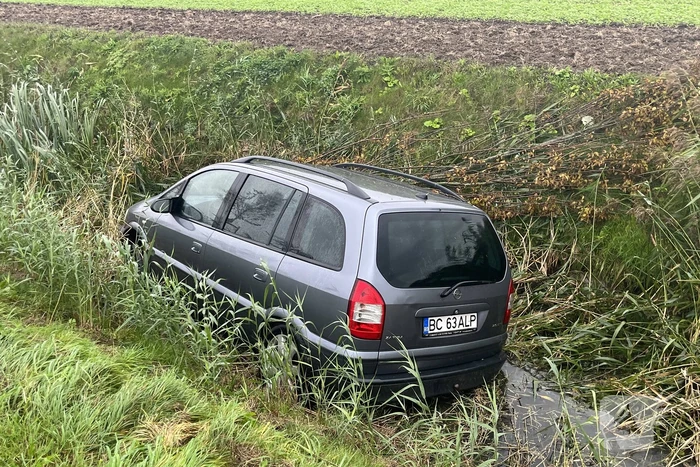 Auto raakt van weg en belandt in sloot