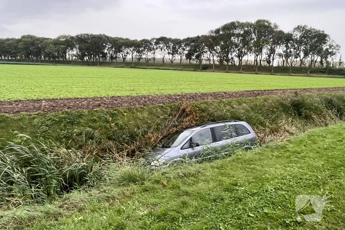 Auto raakt van weg en belandt in sloot