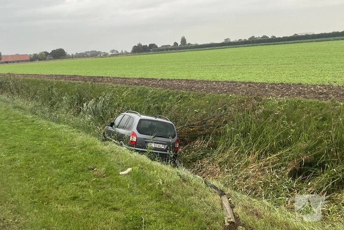 Auto raakt van weg en belandt in sloot