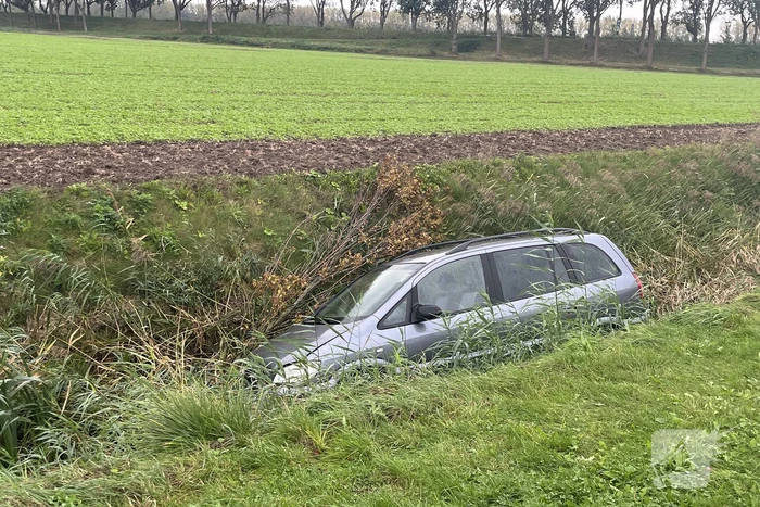 Auto raakt van weg en belandt in sloot