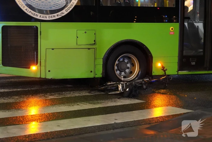 Fietser geschept door lijnbus