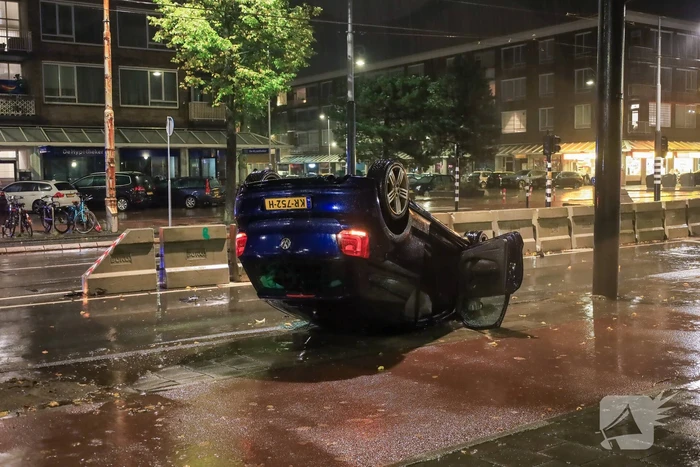 Auto op zijn kop bij eenzijdig ongeval