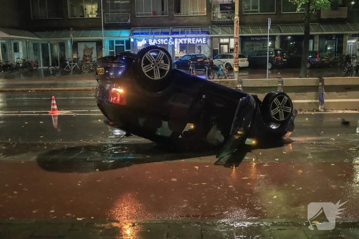 Auto op zijn kop bij eenzijdig ongeval